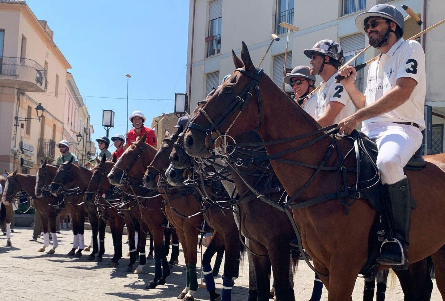 Sfilata dei giocatori di polo in centro