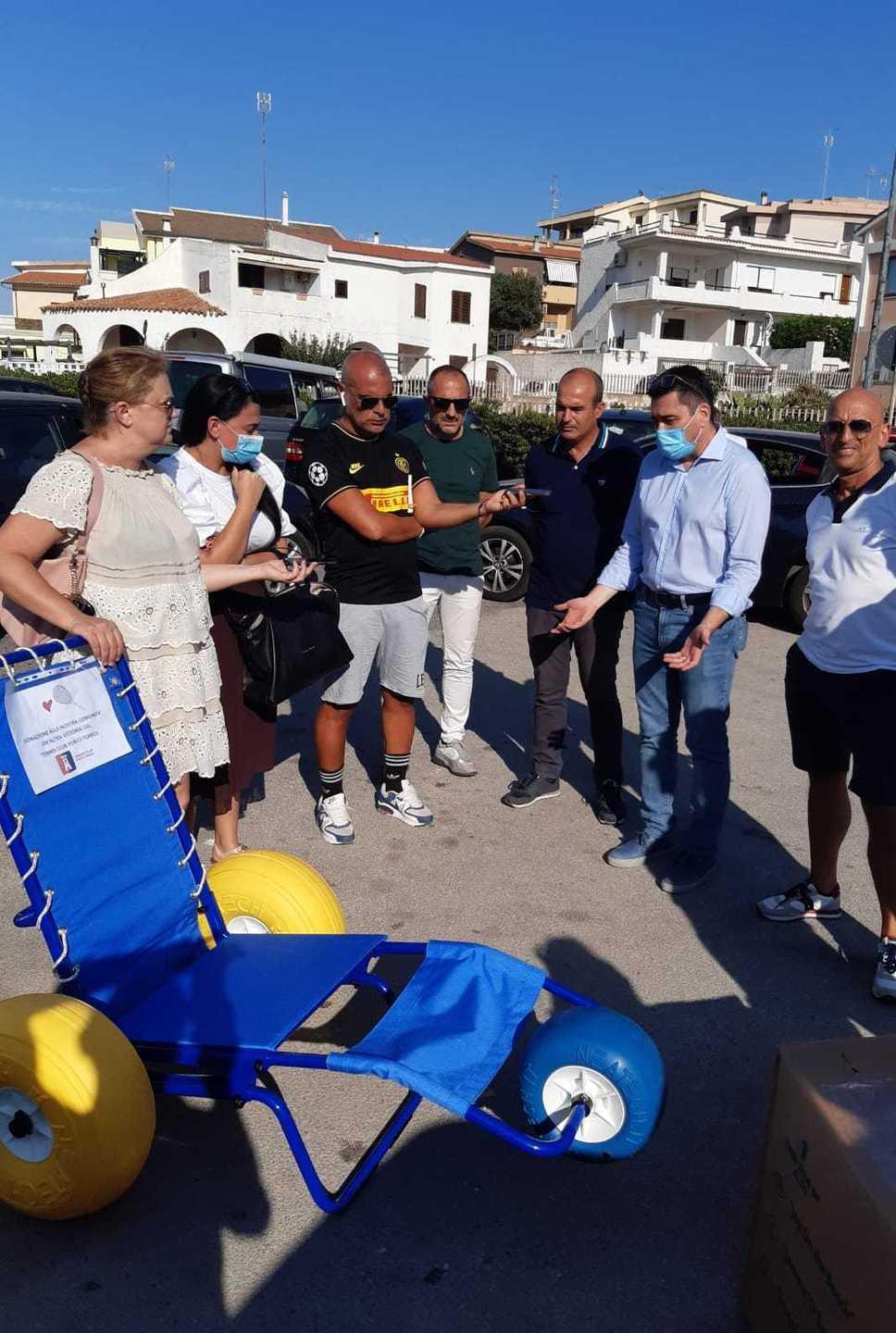 Una sedia per aiutare i disabili a fare il bagno