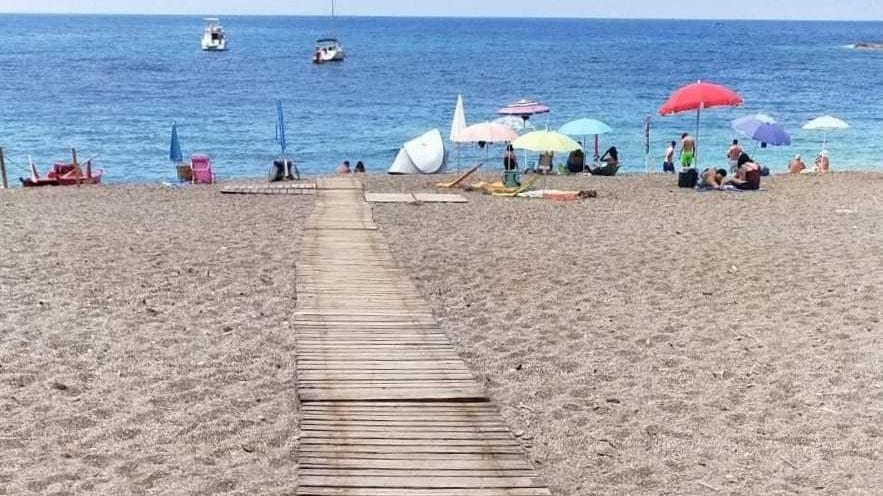 Una passerella per disabili in spiaggia all’Argentiera 
