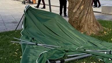 Sette denunce per l’assalto al gazebo