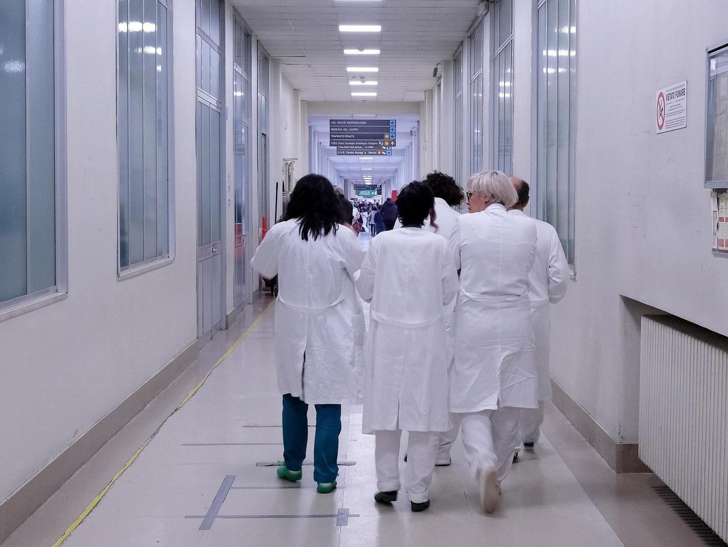 Un milione di vaccinati ma mancano 300 sanitari 