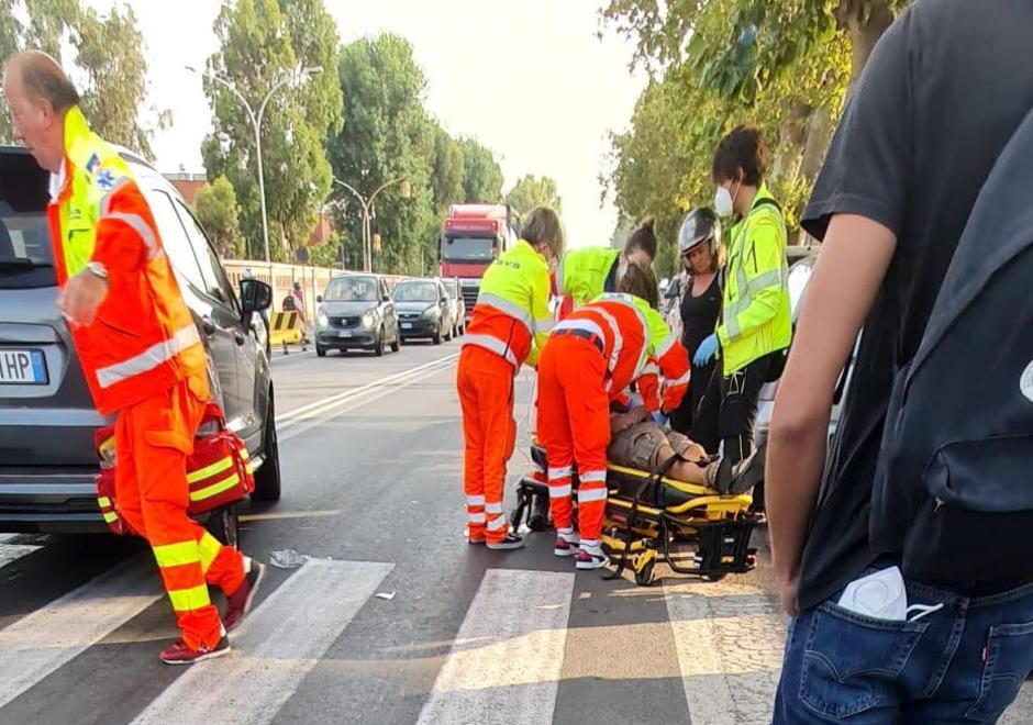 Il medico e i volontari della Svs durante i soccorsi all’operaio investito davanti alla raffineria Eni di Stagno