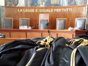 Aggredisce il padre e la madre perché non gli danno dei soldi 