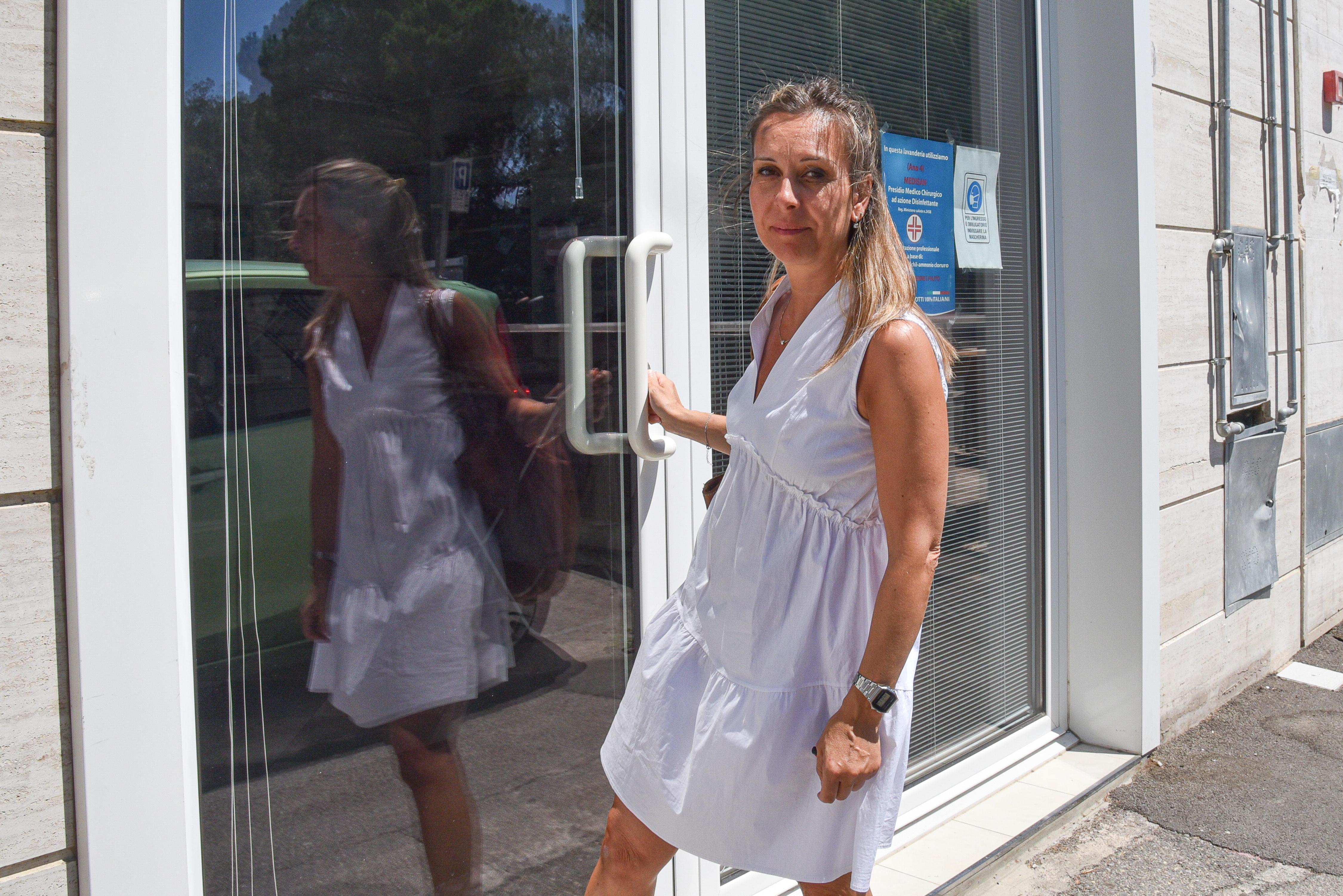 Luglio 2020: Laura Filippini davanti al Lavaexpress di via Derna dopo la prima rapina