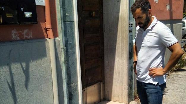 L'assessore al Decoro urbano, Mattia Belli, impegnato nel controllo dei rifiuti esposti fuori dalle abitazioni dai cittadini