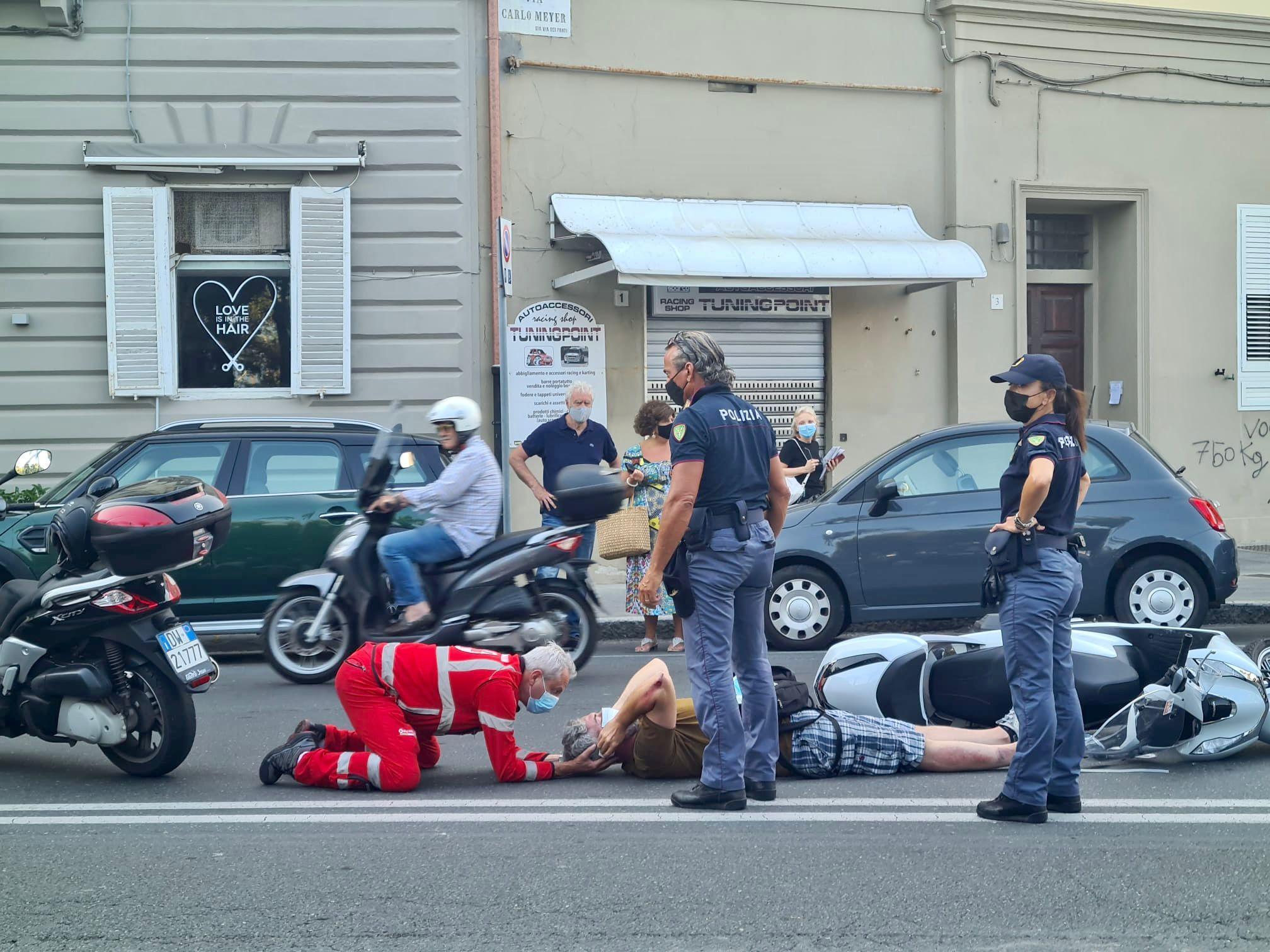 Nuovo incidente sul viale Italia: scooterista ferito nello scontro con l'auto 