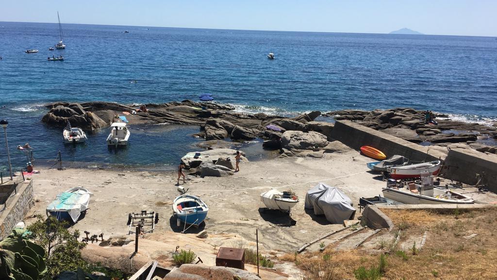Il porticciolo del Caloncino “conteso” tra Comune e hotel la Stella