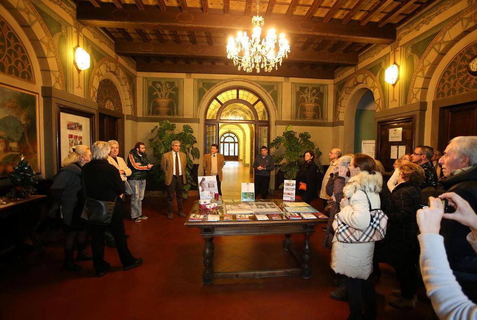 Visitatori nella palazzina Regia, sede delle Terme di Montecatini Spa