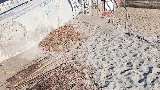 Lungomare Monte alla Rena, protestano i bagnanti: «Spiaggia libera abbandonata tra pericoli e sporcizia»