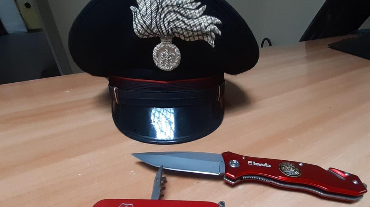 Litiga con i condomini e viene trovato con due coltelli in tasca