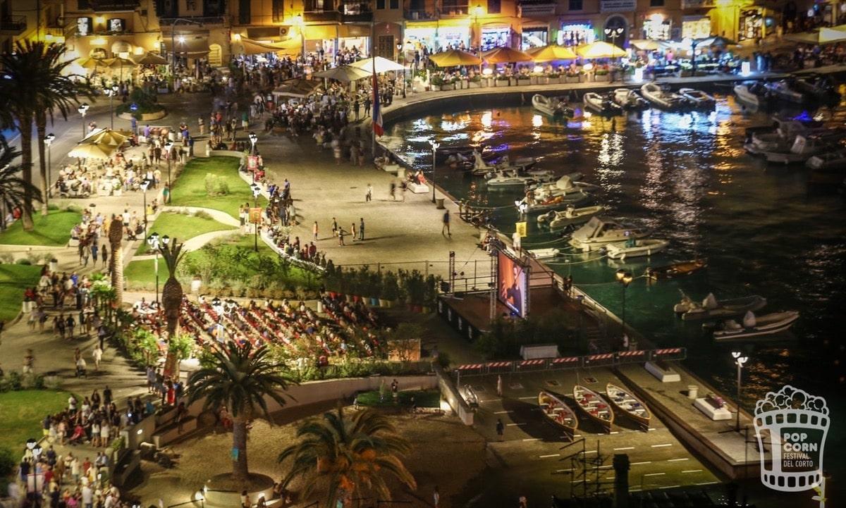 Lo spettacolo del piazzale dei Rioni di Porto Santo Stefano trasformato in un cinema sotto le stelle per Pop Corn