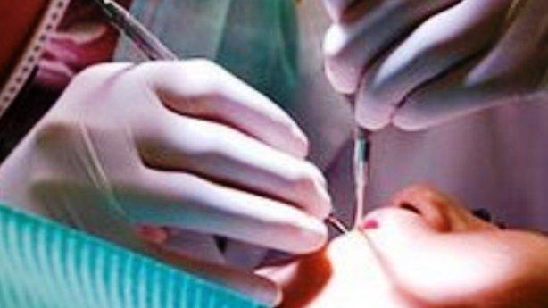Subisce danni irreversibili per cure ai denti, denunciati due odontoiatri e un commercialista