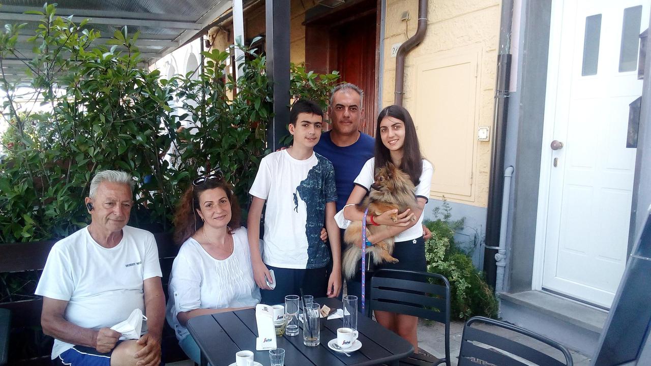 Gloria Fabbrini con in braccio il cagnolino insieme alla sua famiglia e a Franco Bianchi