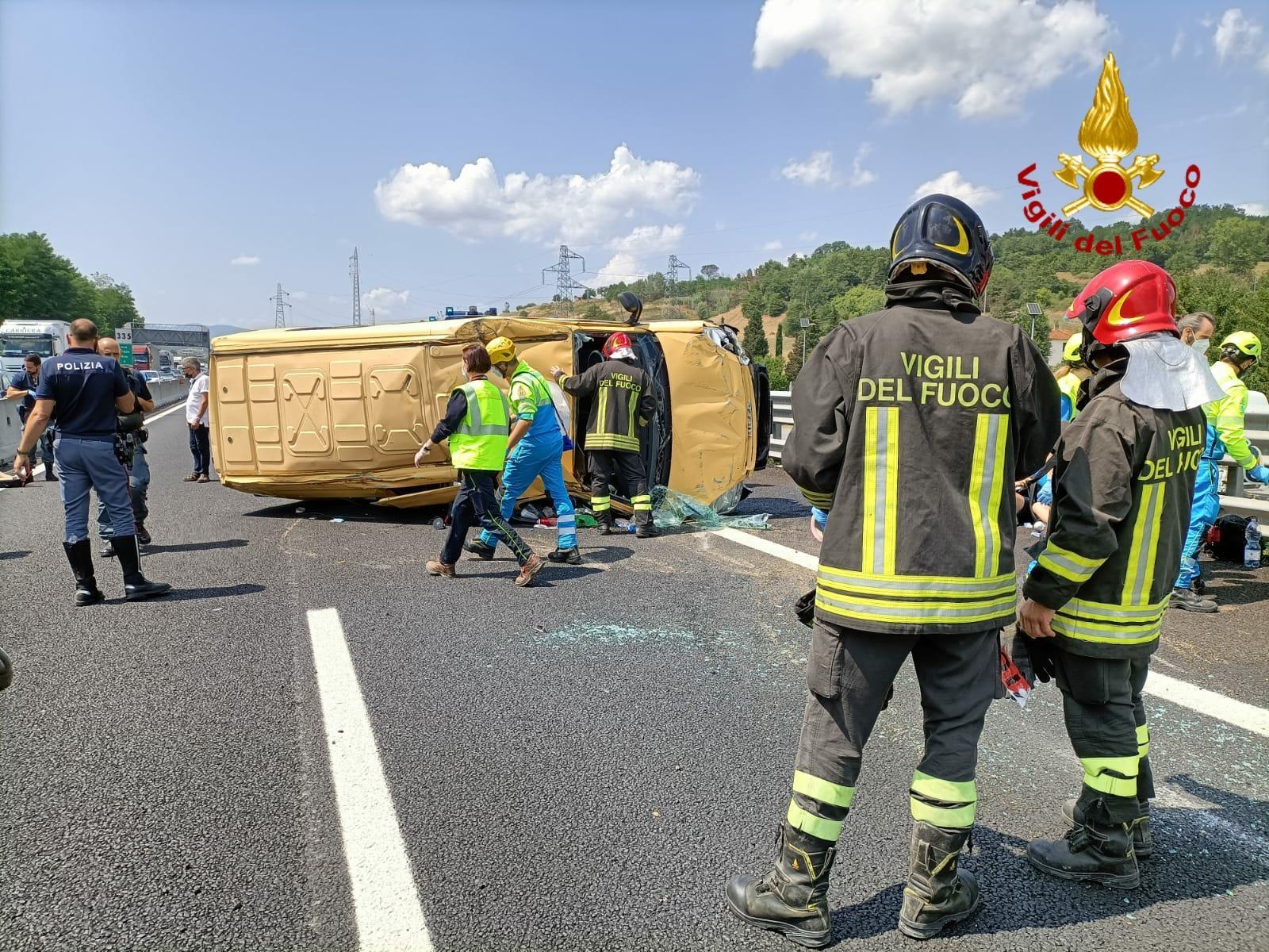 Arezzo, pulmino si ribalta in autostrada: corsia chiusa