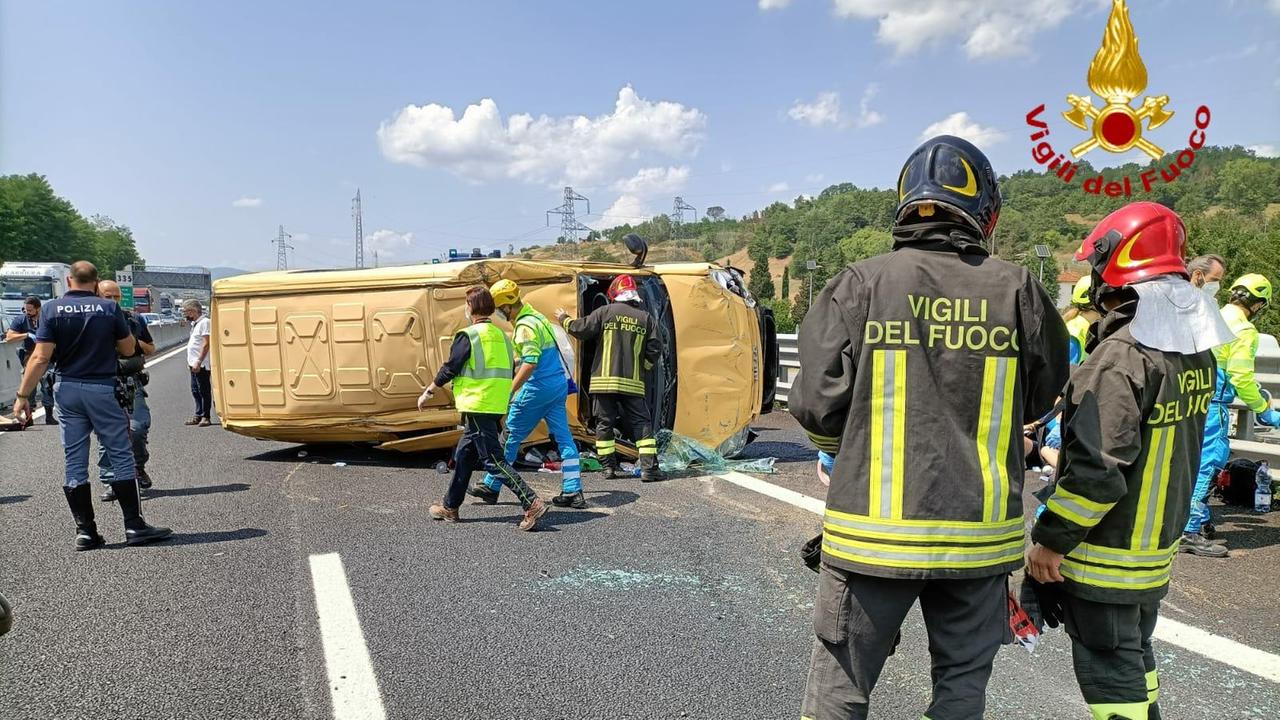 Arezzo, pulmino si ribalta in autostrada: corsia chiusa