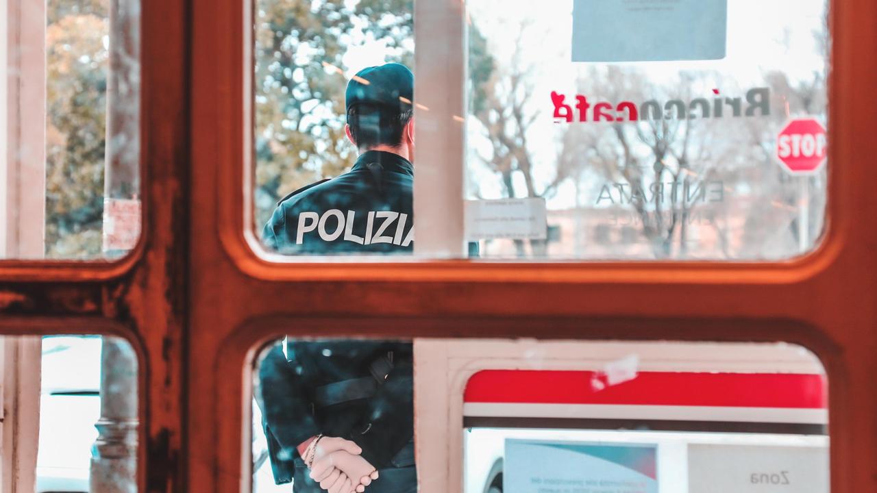 Ruba un cellulare al bar della stazione: preso grazie alle telecamere