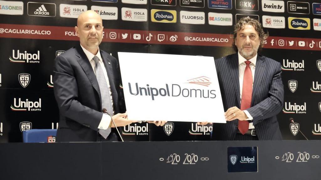 Tommaso Giulini e Carlo Cimbri mostrano il nuovo nome dello stadio rossoblù, Unipol Domus (foto Mario Rosas)