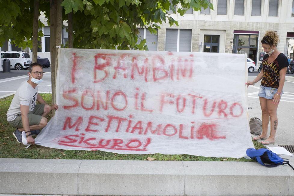 Scuole Micheli, presidio per il tetto pericolante. La promessa del Comune: «Da lunedì i lavori» 