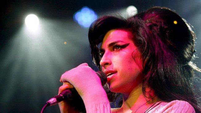 Fan di Amy Winehouse a Londra per i 10 anni dalla sua morte