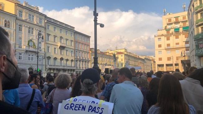 Green Pass:protesta a Trieste, in centinaia senza mascherina