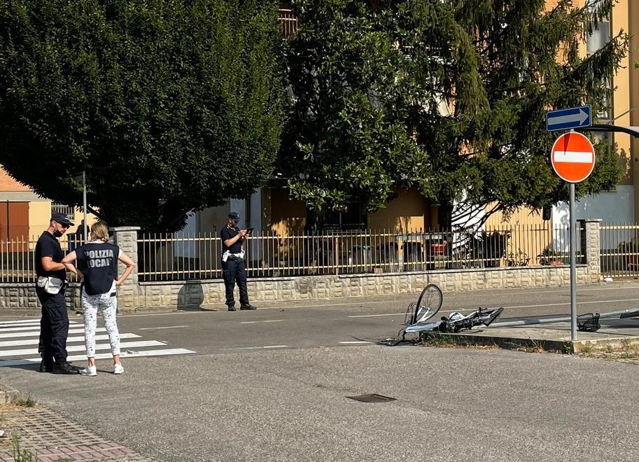 Mirandola, auto travolge due dodicenni in bicicletta 