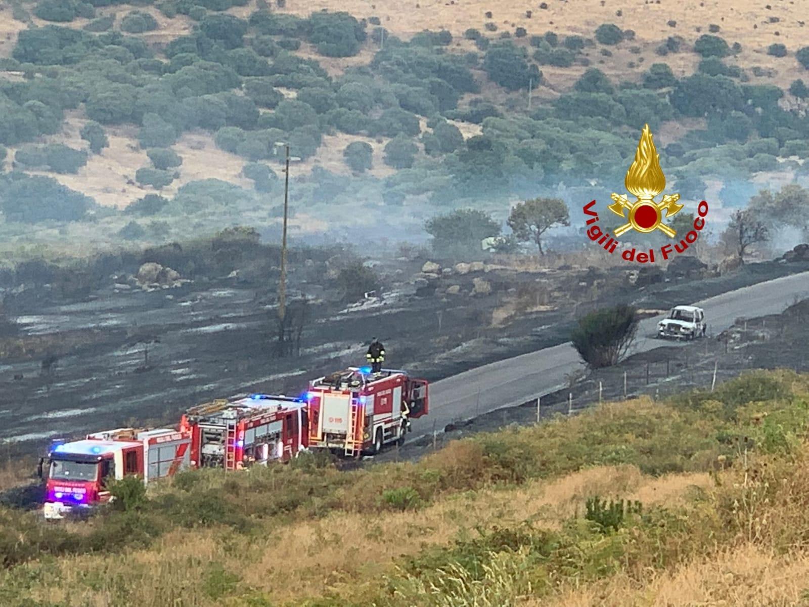 Auto s'incendia e le fiamme dilagano nella campagna tra Bonarcado e Santu Lussurgiu
