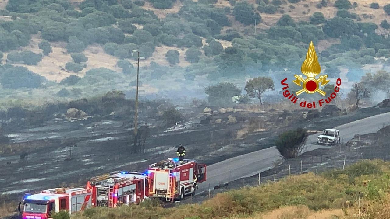 Auto s'incendia e le fiamme dilagano nella campagna tra Bonarcado e Santu Lussurgiu