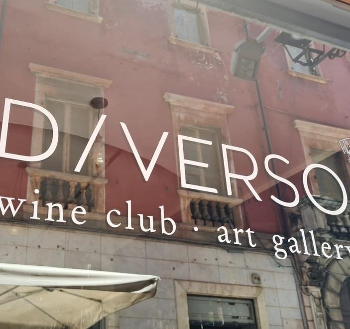  Wine bar e galleria d’arte: apre in centro “D/Verso” 