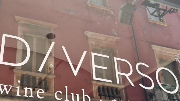 Wine bar e galleria d’arte: apre in centro “D/Verso”
