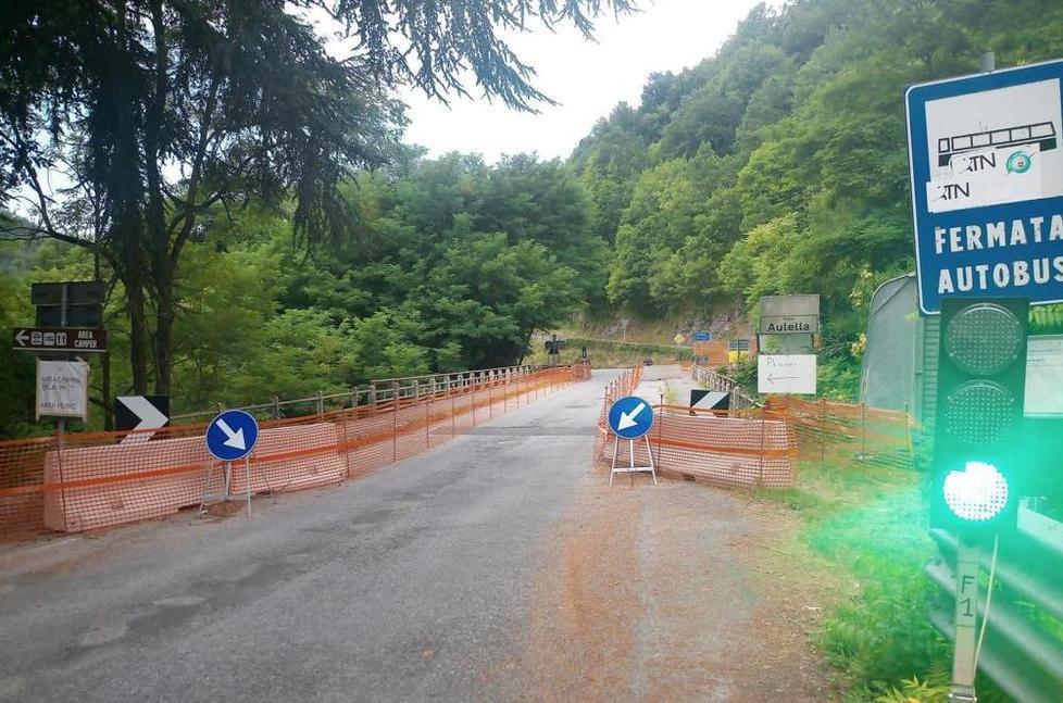 Il ponte resta chiuso e scatena le proteste 