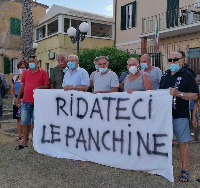 Oggi il sopralluogo per il caso delle panchine tolte agli anziani