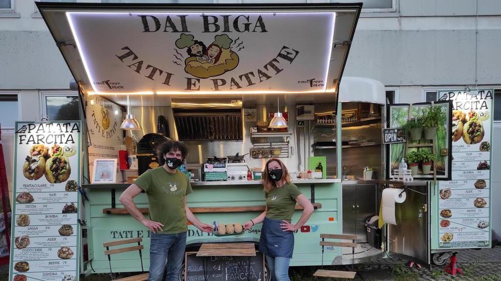 Alessandro, Ornella e le patate farcite diventano itineranti e da Livorno girano l’Italia