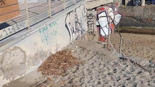 «Spiaggia libera abbandonata tra pericoli e sporcizia»