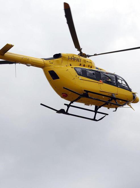 Cade dal terrazzo, fratture alle gambe per una 39enne 