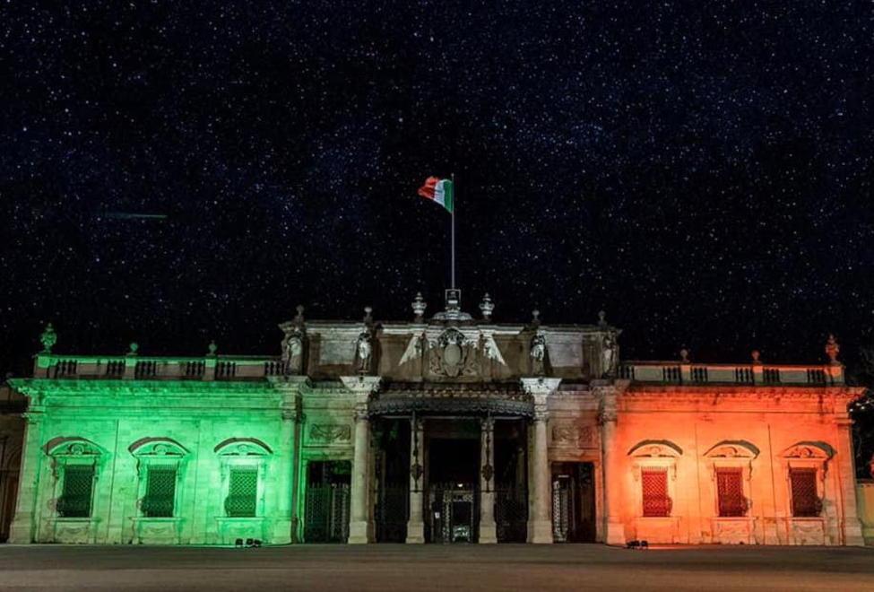 Spettacolo di luci e colori sulla facciata liberty del Tettuccio