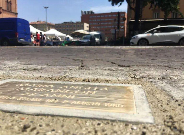 Posati i sampietrini in ricordo delle vittime dell’attentato 