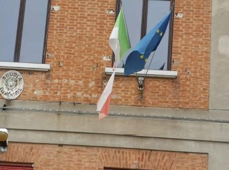 Bandiera italiana a brandelli