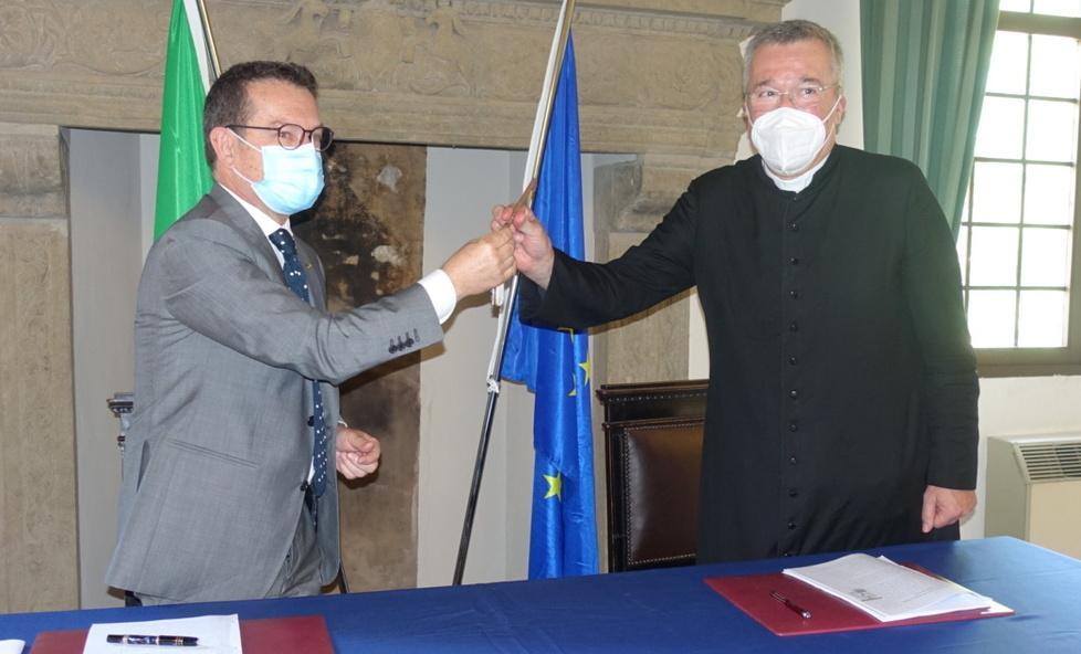 Le chiavi di San Pietro dal prefetto al sacerdote Più vicina la riapertura