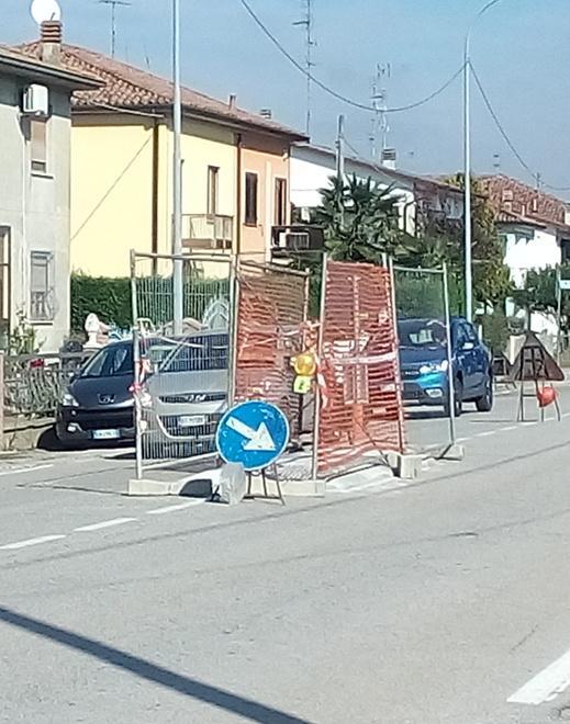 Messe e già abbattute le segnalazioni luminose dell’isola spartitraffico 