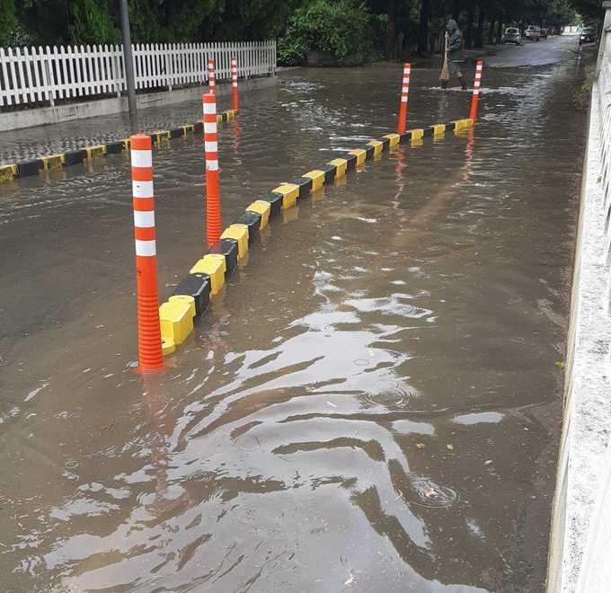 Allagamento per la pioggia alla strettoia di via Manfredi 