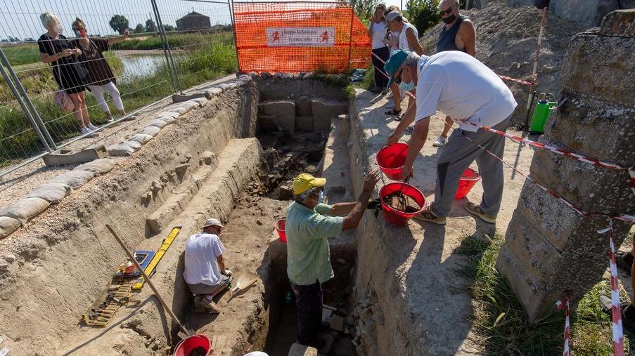 Gli scavi si mostrano ai visitatori incuriositi Il fascino della storia