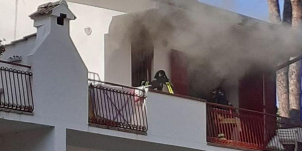 Fuoco dal fornello in cucina