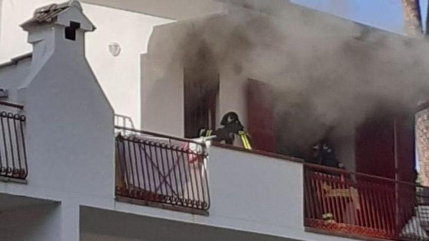 Fuoco dal fornello in cucina