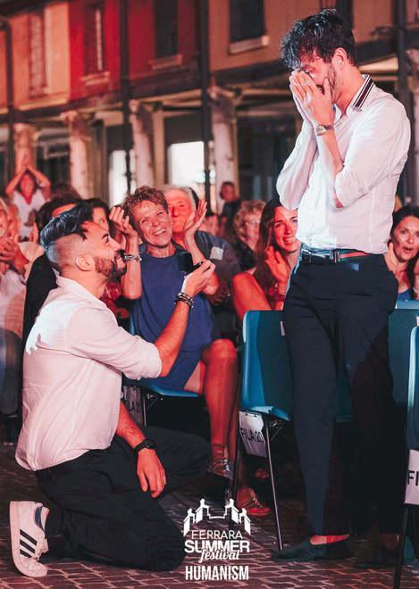 Mannoia ferma il concerto per la proposta di matrimonio