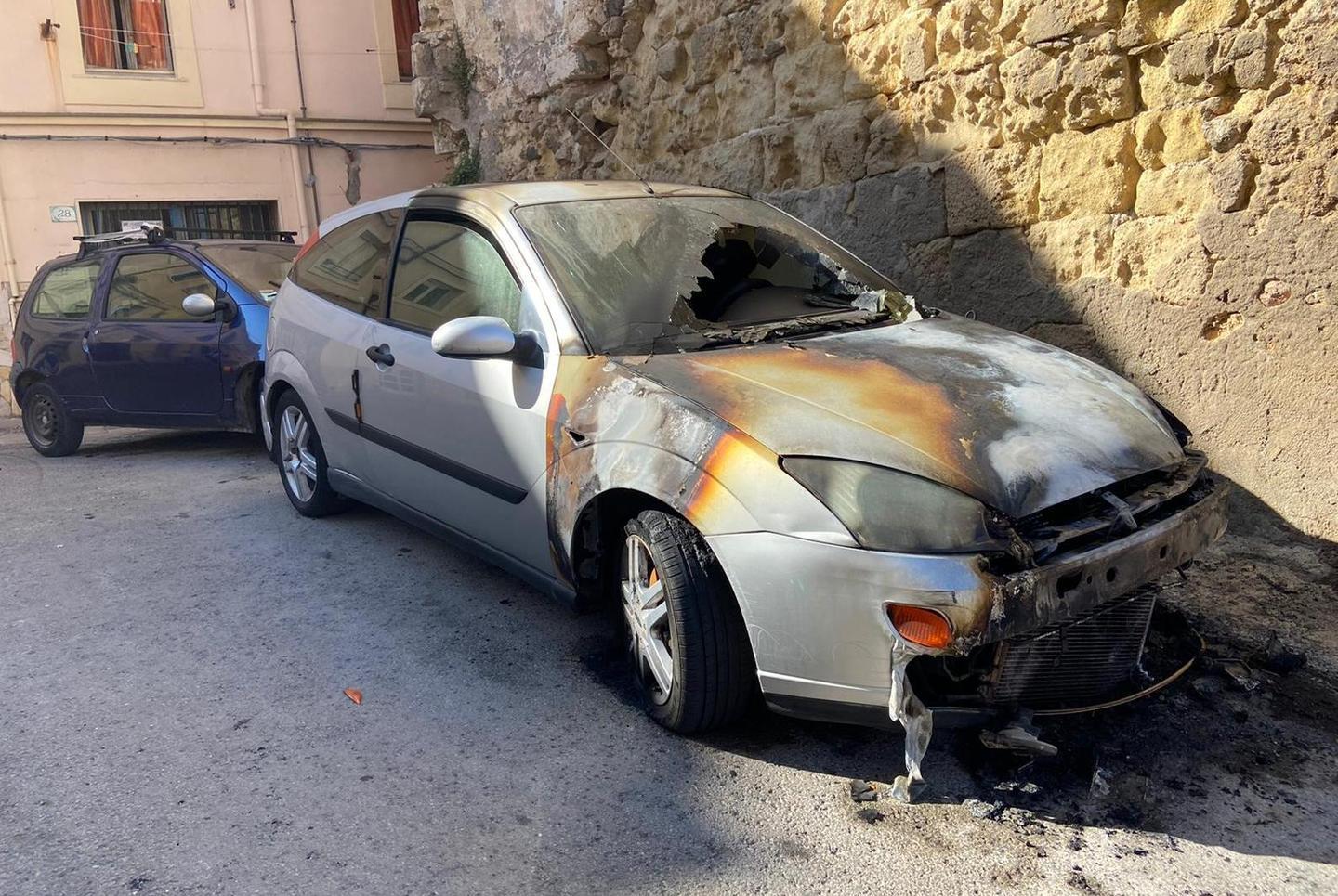 Notte di fuoco, distrutta una Ford 