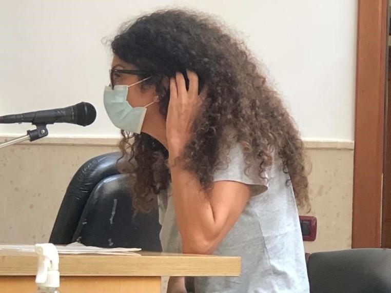 La modella Afef nell'aula del palazzo di giustizia di Nuoro