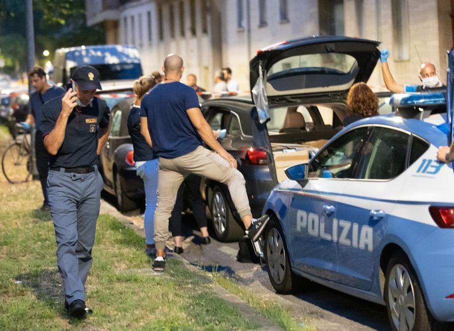 Un testimone: "Ho visto precipitare il corpo di un uomo"