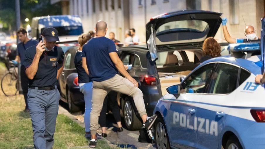 Un testimone: "Ho visto precipitare il corpo di un uomo"