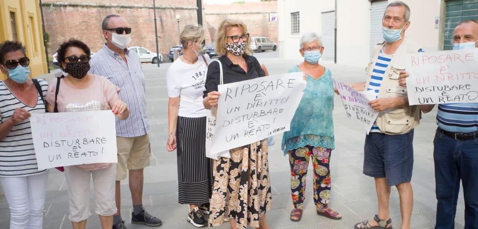 Alcuni residenti della Venezia che protestano (Fotoservizio Stefanini/Silvi)