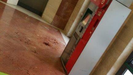 Le tracce di sangue sul pavimento dell’atrio della stazione ferroviaria di Grosseto